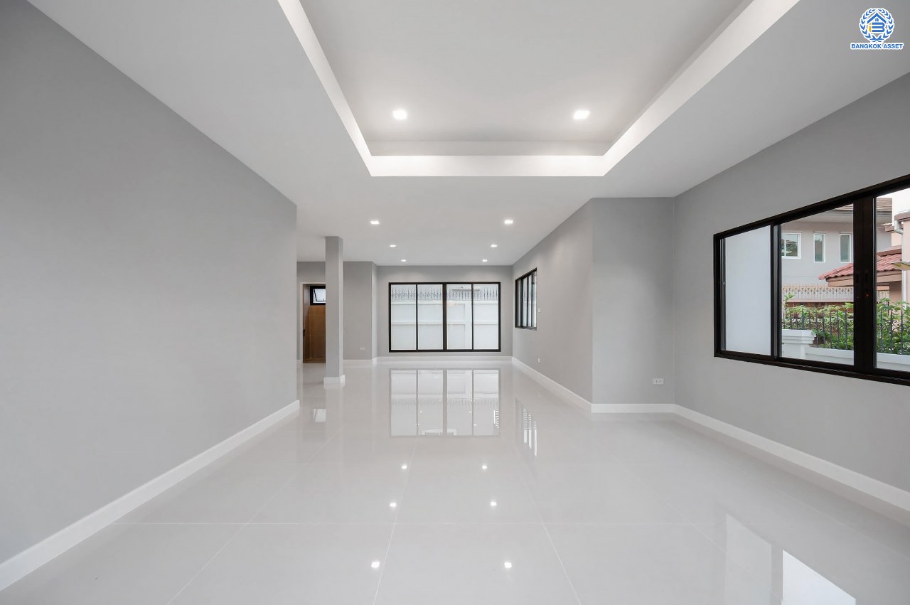 บ้านมือสองตกแต่งใหม่ โครงการ พฤกษ์ภิรมย์รีเจนท์ ปิ่นเกล้า บนสังคมคุณภาพจากแบรนด์ Q.House หลังใหญ่กว่า 113.4 ตร.ว. ดีไซน์ทันสมัยฟังก์ชัน 5 ห้องนอน (ห้องนอนชั้นล่าง 1 ห้อง) 5 ห้องน้ำ 1 ห้องแม่บ้าน จอดรถได้ 3 คัน บนที่สุดแห่งทำเลศักยภาพ หน้าโครงการติดถ.กาญจนาภิเษก เชื่อมต่อทุกการเดินทาง ใกล้จุดขึ้นทางด่วน "ศรีรัช" และรถไฟฟ้าสายสีม่วง "สถานีตลาดบางใหญ่"